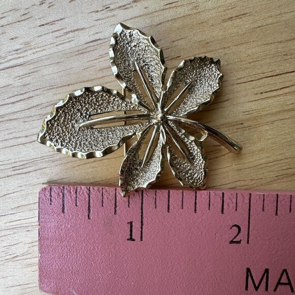 Vintage Sarah Coventry Maple Leaf Brooch Pin Gold Tone Metal Size 2" Length - Picture 7 of 7